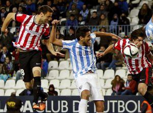 GRA423. MÁLAGA, 21/01/2015.- Los jugadores del Athletic de Bilbao Ander Iturraspe (c) y Carlos Gurpegi (i) saltan a por el balón con José Luis Garcia &quot;Recio&quot; (2-i), el brasileño Weligton Robson Pena de Oliveira (2-d) y Marcos Alberto Angeleri (d), del Málaga, durante el partido de ida de cuartos de final de la Copa del Rey ante el Málaga disputado esta noche en el estadio de la Rosaleda. EFE/Jorge Zapata