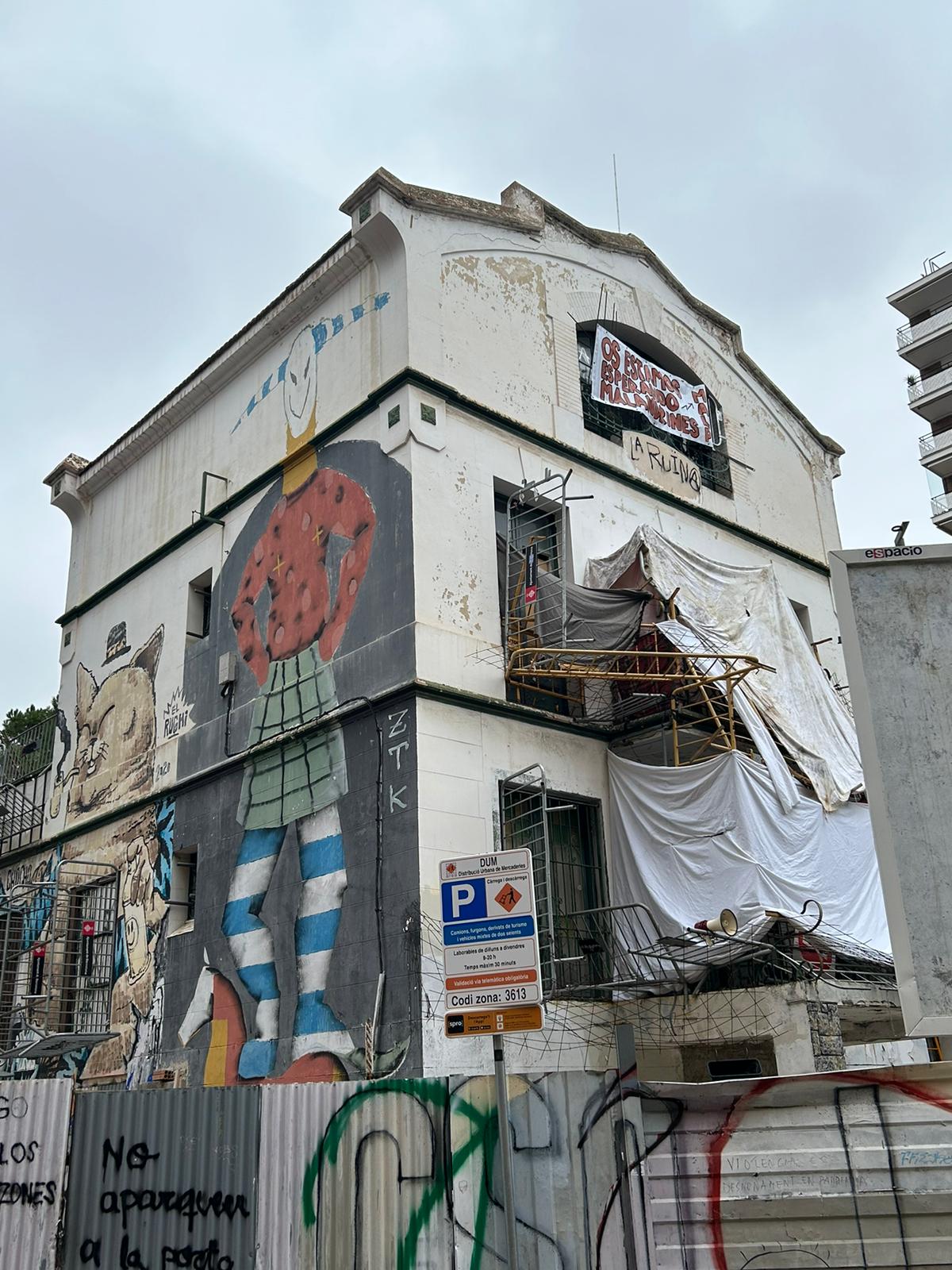 L'edifici okupat "La Ruïna" al barri de la Bonanova a Barcelona.