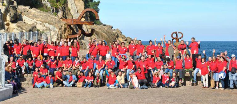 Una 'marea roja' compuesta por unas 125 personas ha celebrado el Día Mundial de la Salud Mental