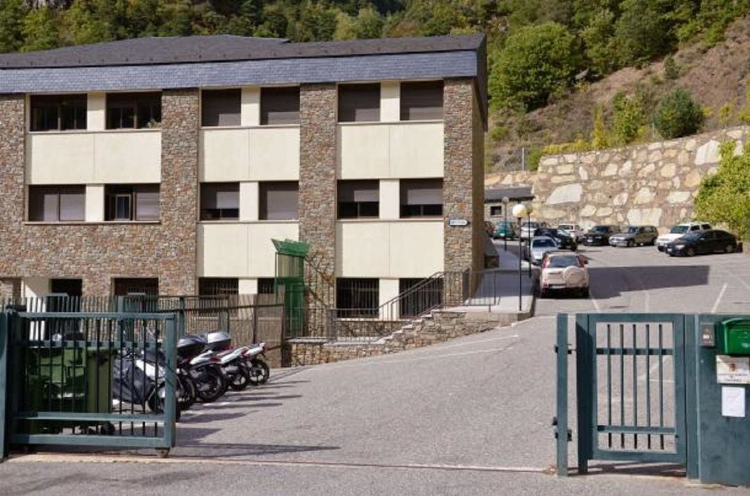 Imatge exterior del col·legi Maria Moliner.