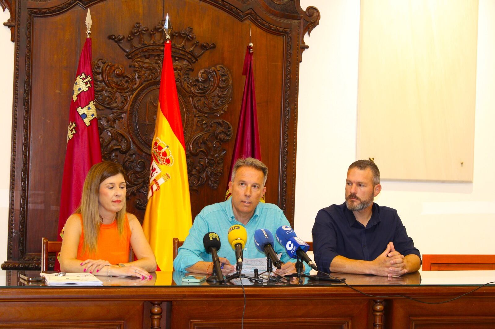 Fulgencio Gil, alcalde de Lorca junto a la portavoz de Gobierno, Rosa María Medina y José Martínez, edil de Emergencias