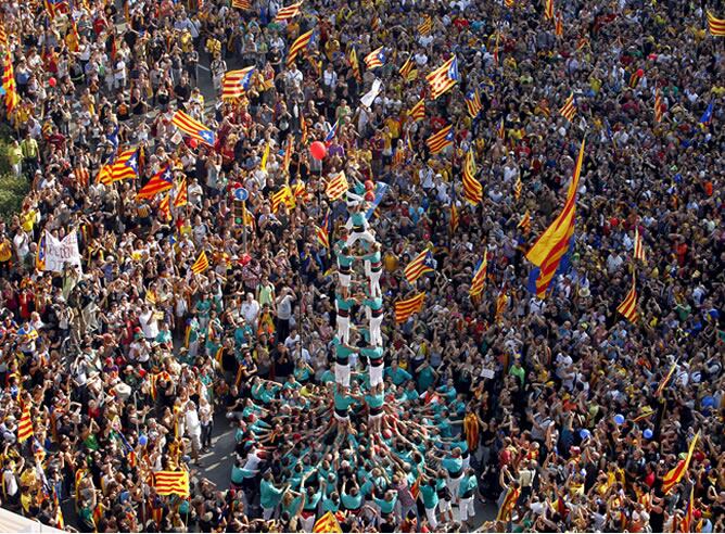 Miles de catalanes participan en el centro de Barcelona en una manifestación independentista bajo el eslogan &quot;Cataluña, nuevo Estado de Europa&quot;, alentada desde el gobierno de la Generalitat y en la que también se reclama al Gobierno un pacto fiscal para mejorar la financiación catalana