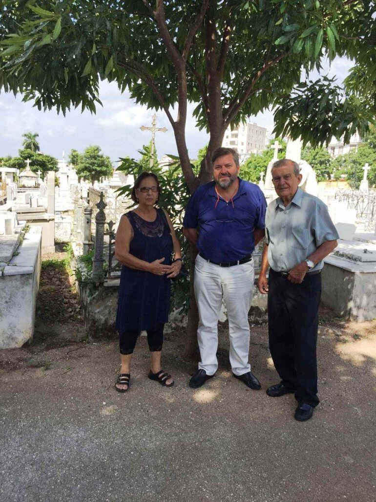 El vicealcalde y concejal de Cultura del Ayuntamiento de Dénia, Rafa Carrió, con familiares cubanos del escritor dianense Joan Chabás, en el cementerio donde está enterrado.