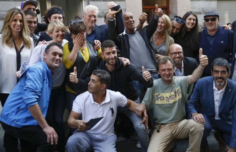 El actor estadounidense Richard Gere acompañado por su pareja, Alejandra Silva, y por el alcalde de San Sebastián, Eneko Goia, se fotografían antes de la visita que han realizad al centro Hestia