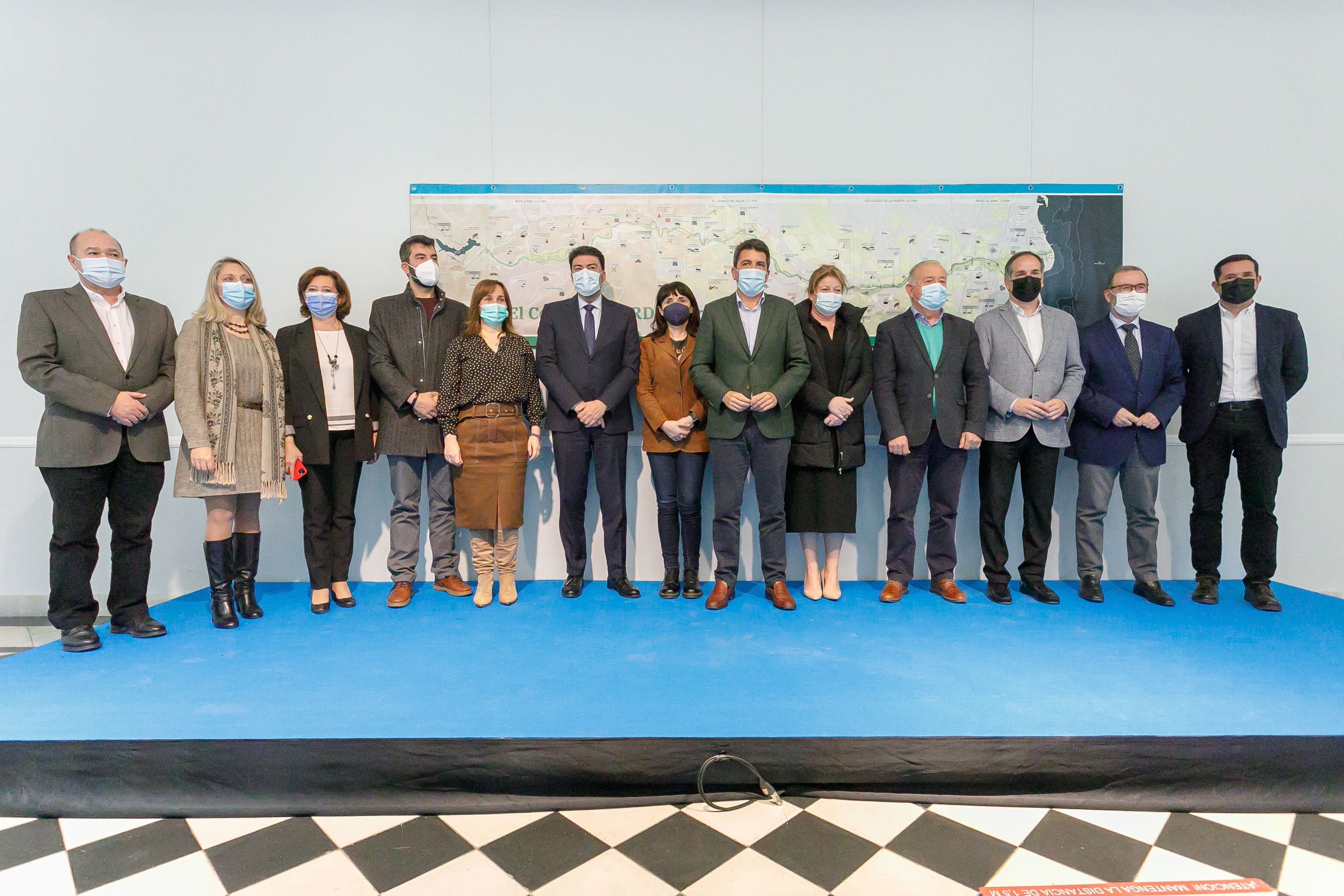 Foto de los cargos que han firmado el convenio para transformar el río Monnegre