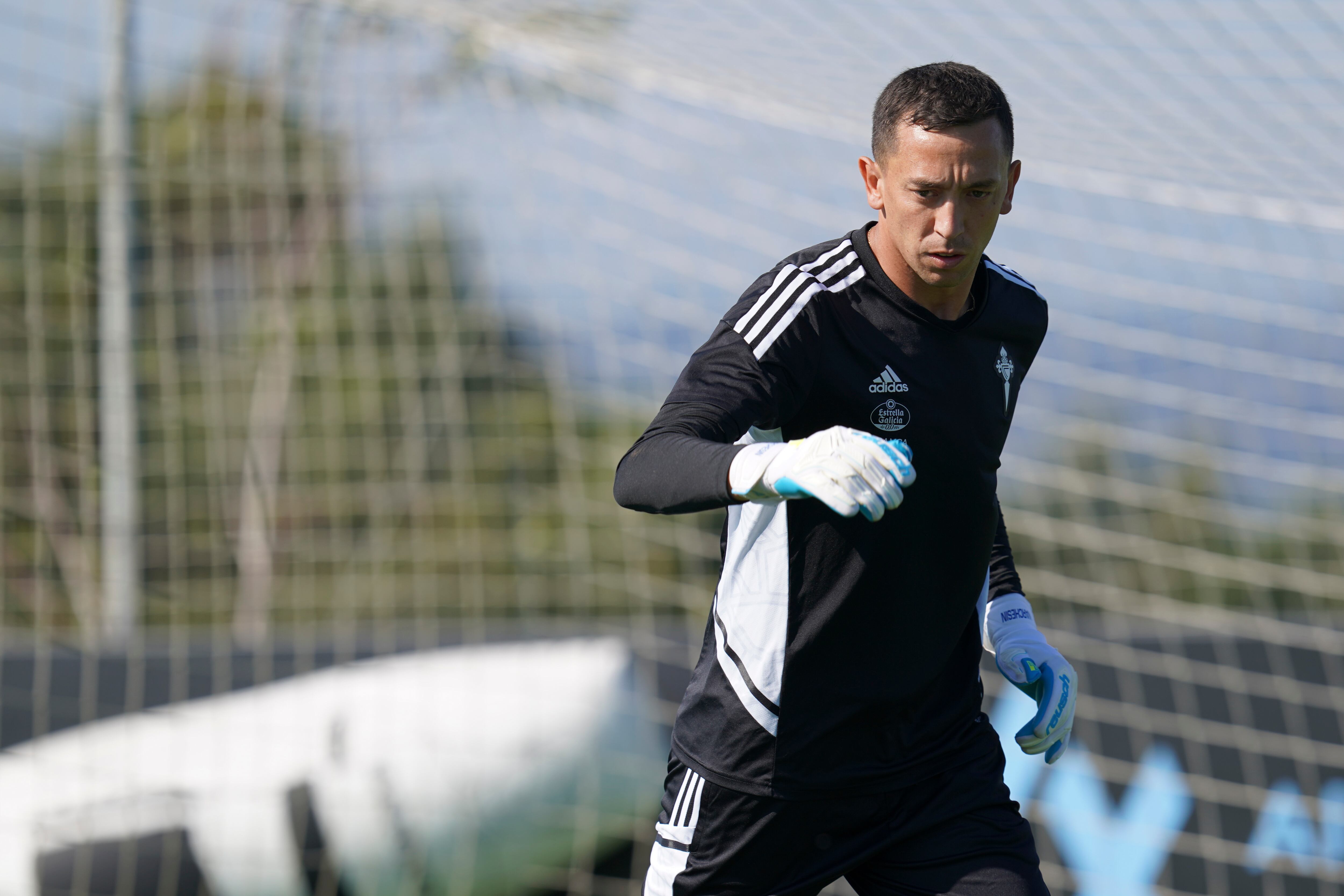 El portero argentino Agustín Marchesín durante un entrenamiento con el Celta de Vigo. EFE/ Adrián Santamarina.