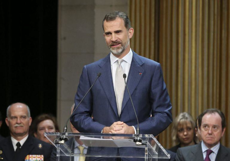 GRA079. PARÍS, 03/06/2015.- El rey Felipe VI durante el discurso que ha pronunciado en la visita realizada hoy al Ayuntamiento parisino, en la segunda jornada de la visita de Estado que los Reyes de España realizan a Francia. EFE/Ballesteros