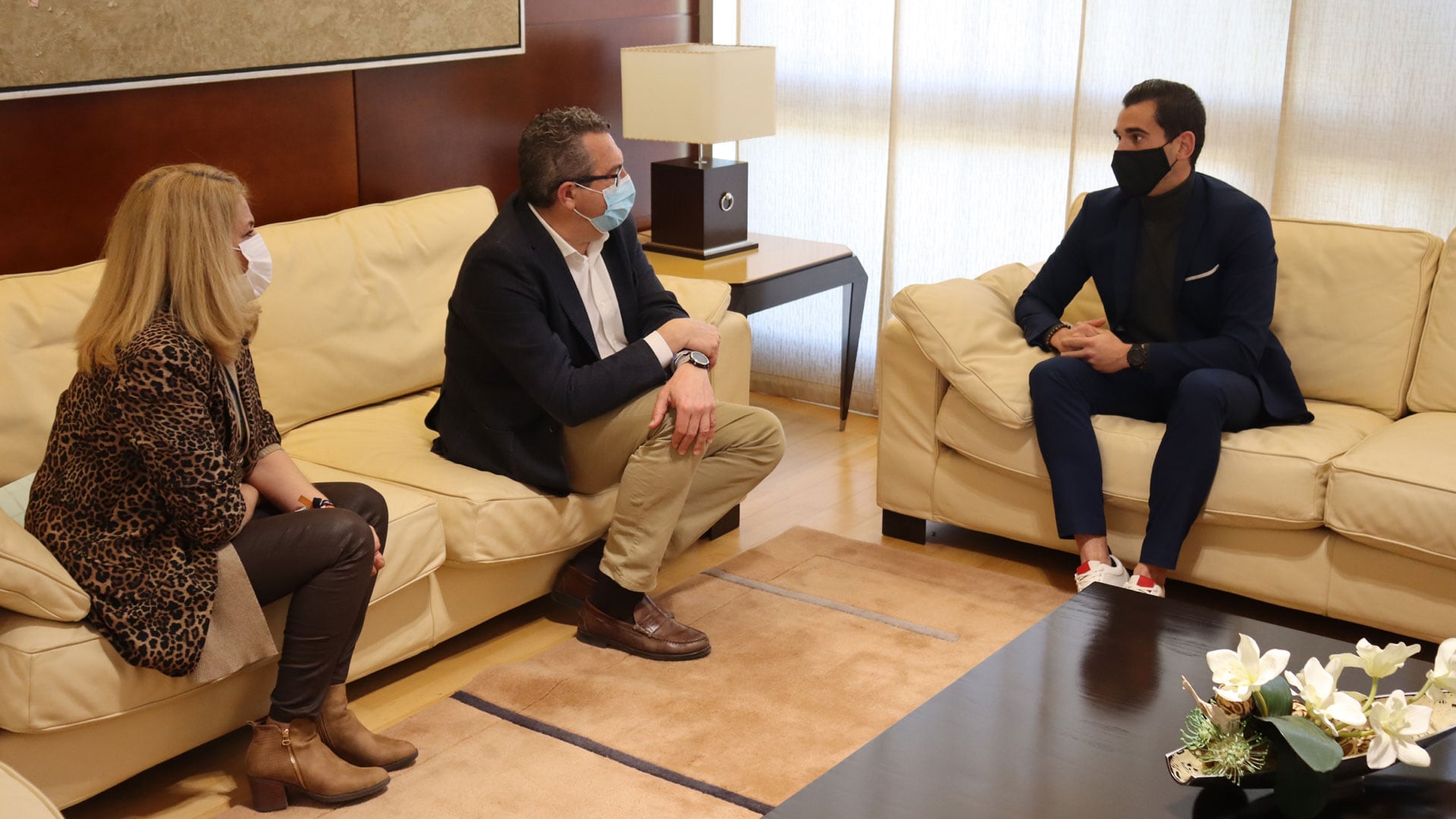 Toni Pérez, alcalde de Benidorm, junto a Álvaro Cánovas García-Villarrubia, árbitro benidormense