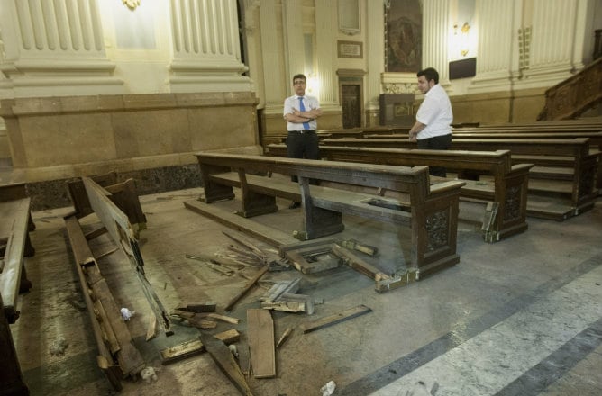 Desperfectos en la basílica del Pilar de Zaragoza donde este miércoles explotó un artefacto casero fabricado con una bombona de cámping gas