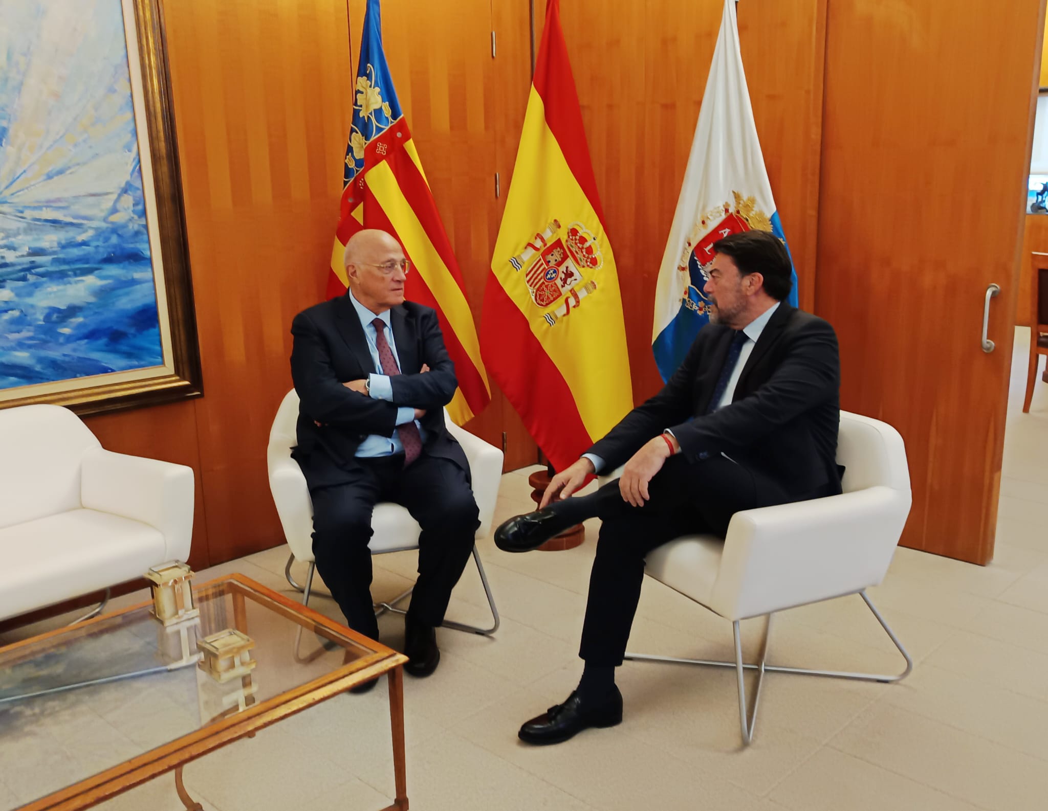 El presidente del Banco Sabadell, Josep Oliu y el alcalde de Alicante., Luis Barcala, se reúnen ltras la deicsión de la entidad de que se sede social regrese a Cataluña