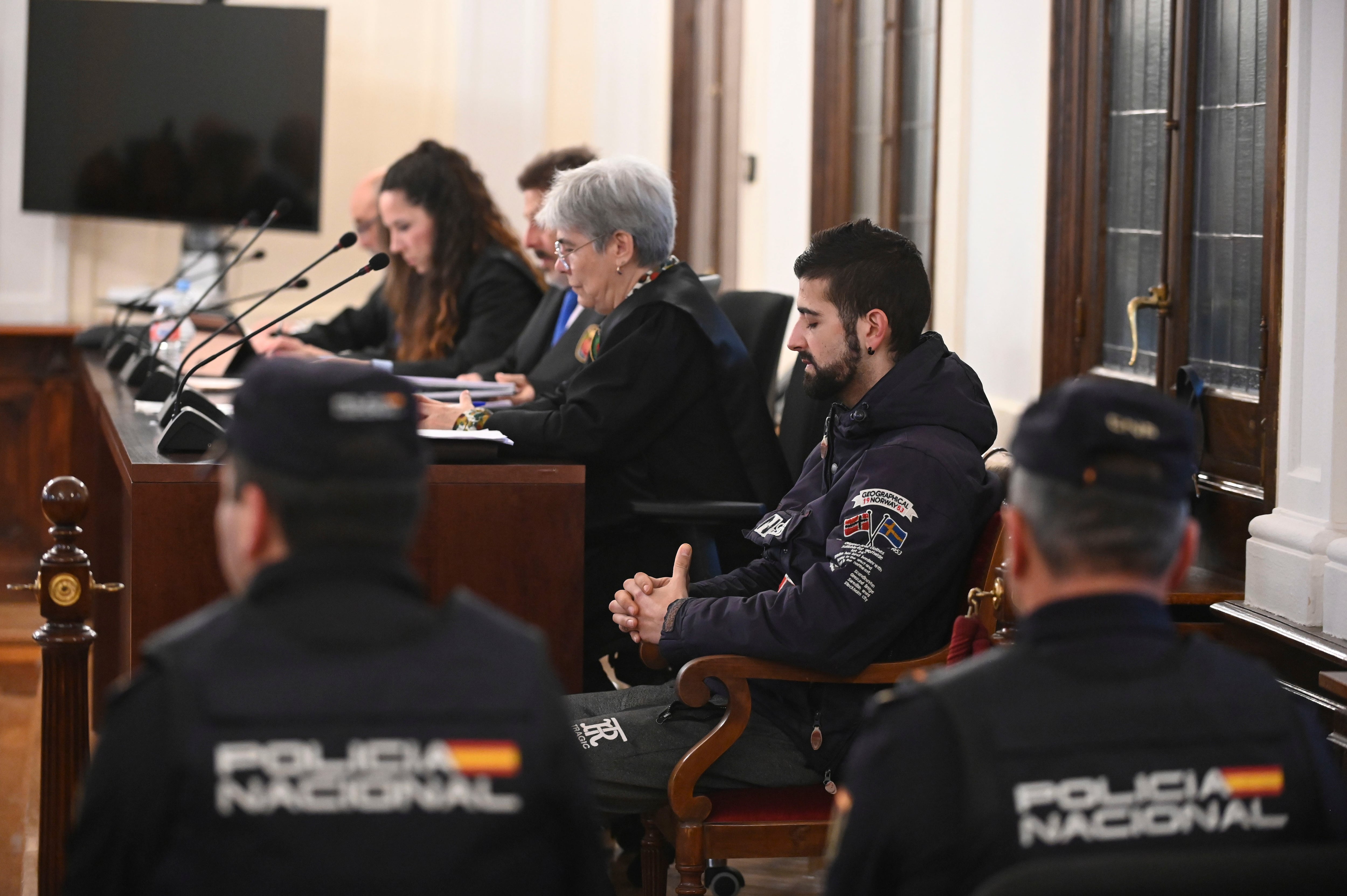 LEÓN, 08/04/2024.- Un momento el juicio que se sigue contra un hombre acusado de matar a su casera en 2020, en una vivienda de la calle Obispo Almarcha del barrio de El Ejido de León, a la que supuestamente asestó más de 50 puñaladas. EFE/ J.Casares
