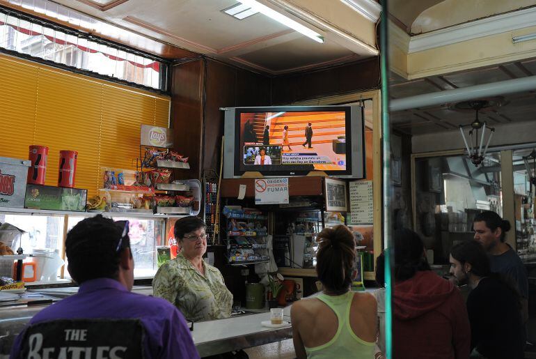 Interior del bar Palentino con Loli detrás de la barra.