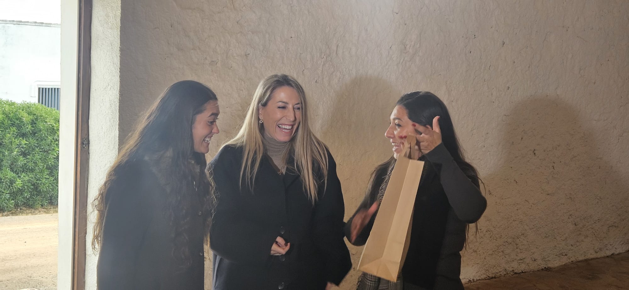 María Guardiola durante su visita a la explotación ovina La Garza