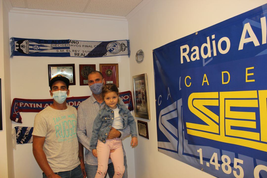Ferrán y Pere, con su hija visitan Radio Alcoy