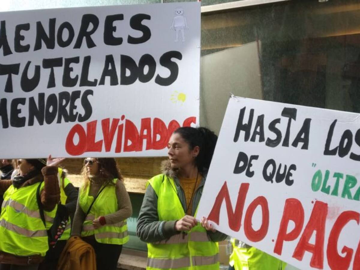 Trabajadores de centros de menores y personas con discapacidad protestan por los atrasos del Consell