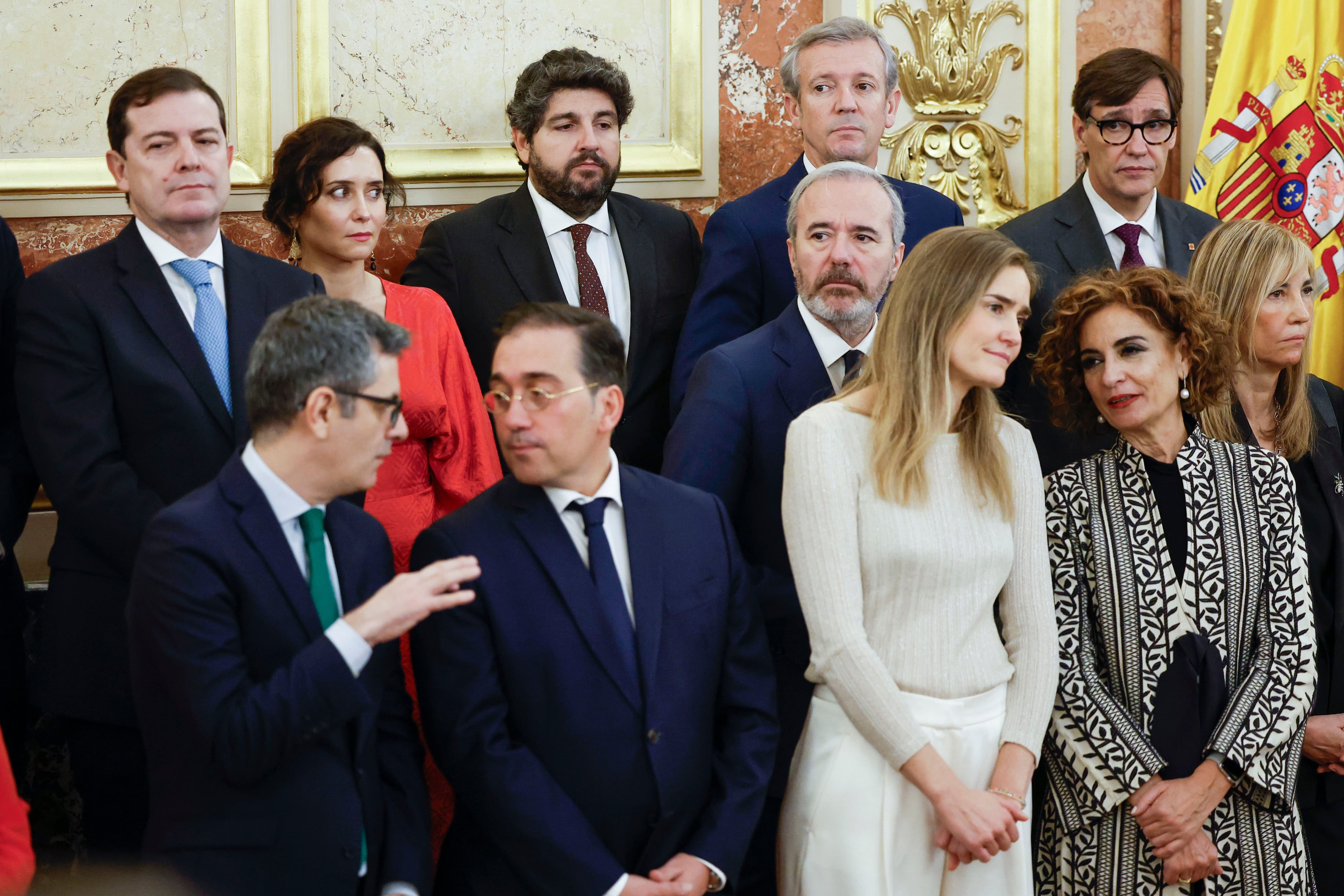 MADRID, 06/12/2024.- La vicepresidenta primera y ministra de Hacienda, María Jesús Montero; vicepresidenta tercera y ministra para la Transición Ecológica, Sara Aagesen; y los ministros de Asuntos Exteriores, Unión Europea y Cooperación, José Manuel Albares; Presidencia, Justicia y Relaciones con las Cortes, Félix Bolaños, y (1ª fila, de i a d), junto a la presidenta del Tribunal Supremo, Isabel Perelló, y los presidentes de Cataluña, Salvador Illa; Galicia, Alfonso Rueda; Aragón, Jorge Azcón; Murcia, Fernando López Miras; Madrid, Isabel Díaz Ayuso; y Castilla y León, Alfonso Fernández Mañueco (arriba, de dcha a izda), y Aragón, Jorge Azcón (2º fila, c) durante la celebración del Día de la Constitución en el Congreso de los Diputados, este viernes, en Madrid. EFE/ Chema Moya
