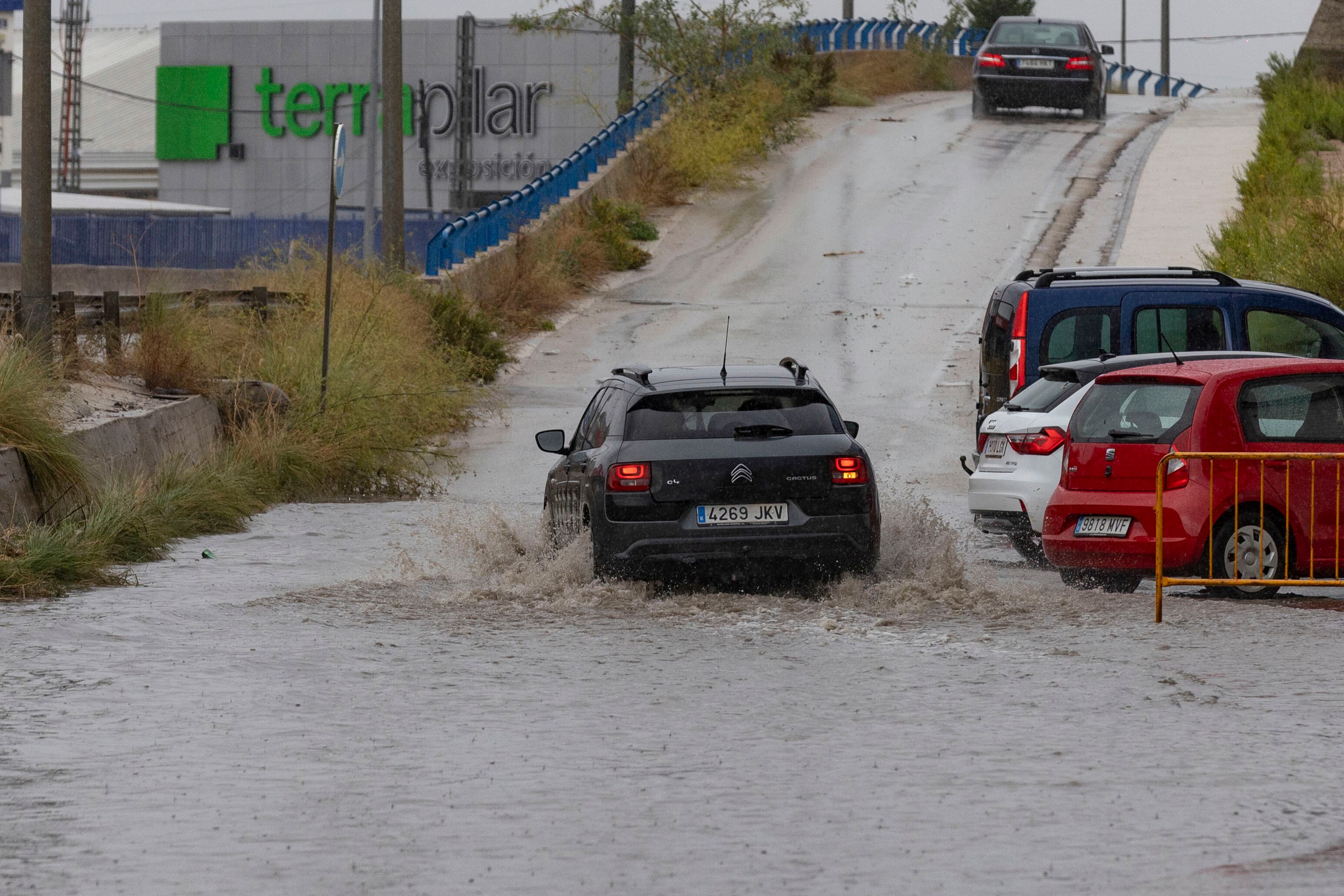 MOLINA DE SEGURA (MURCIA), 29/09/2025.- Una tromba de agua de 73 litros por metro cuadrado (l/m2) ha obligado en la tarde de este lunes a rescatar a personas atrapadas en cuatro coches inmovilizados por el metro de altura que ha alcanzado el agua al final de la rambla por la calle San Juan y el Ayuntamiento de Molina de Segura (Murcia). EFE/Marcial Guillén