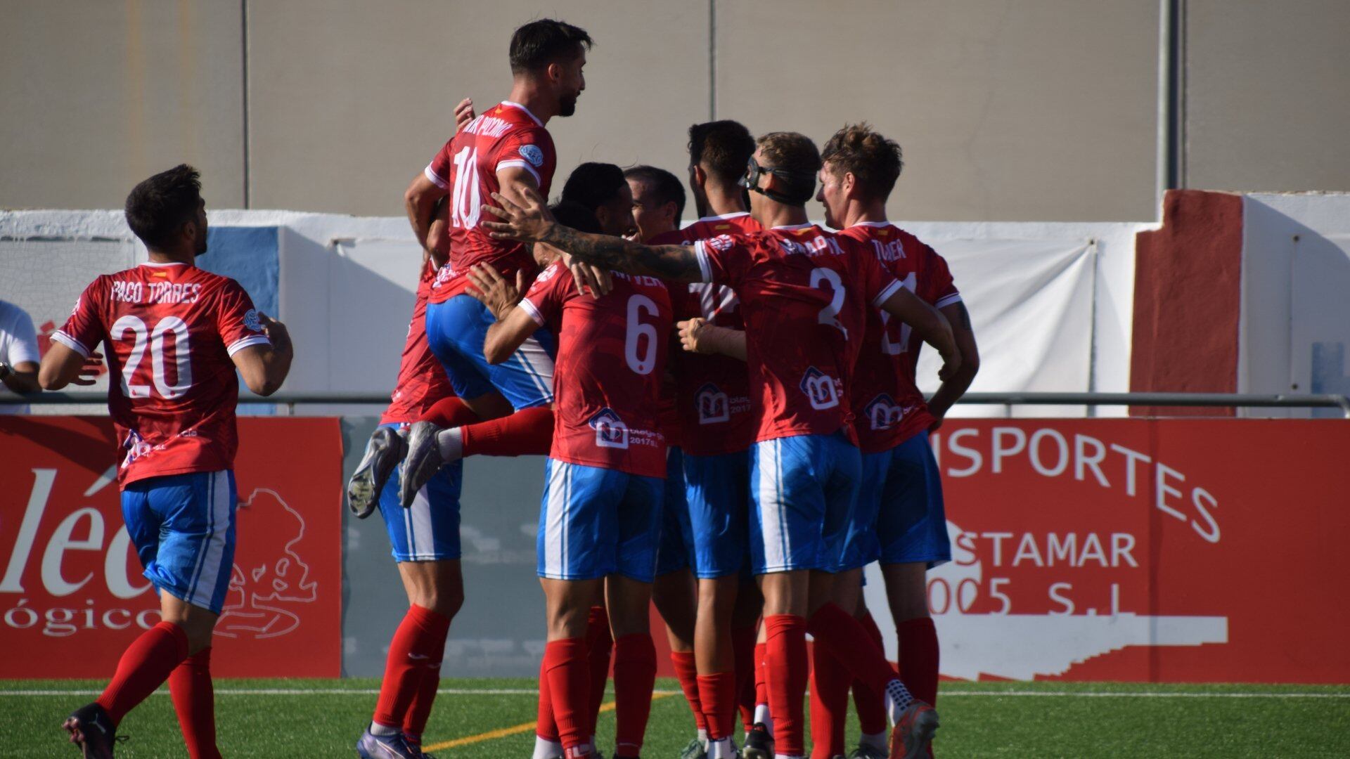 La plantilla de la Minera celebra uno de los goles