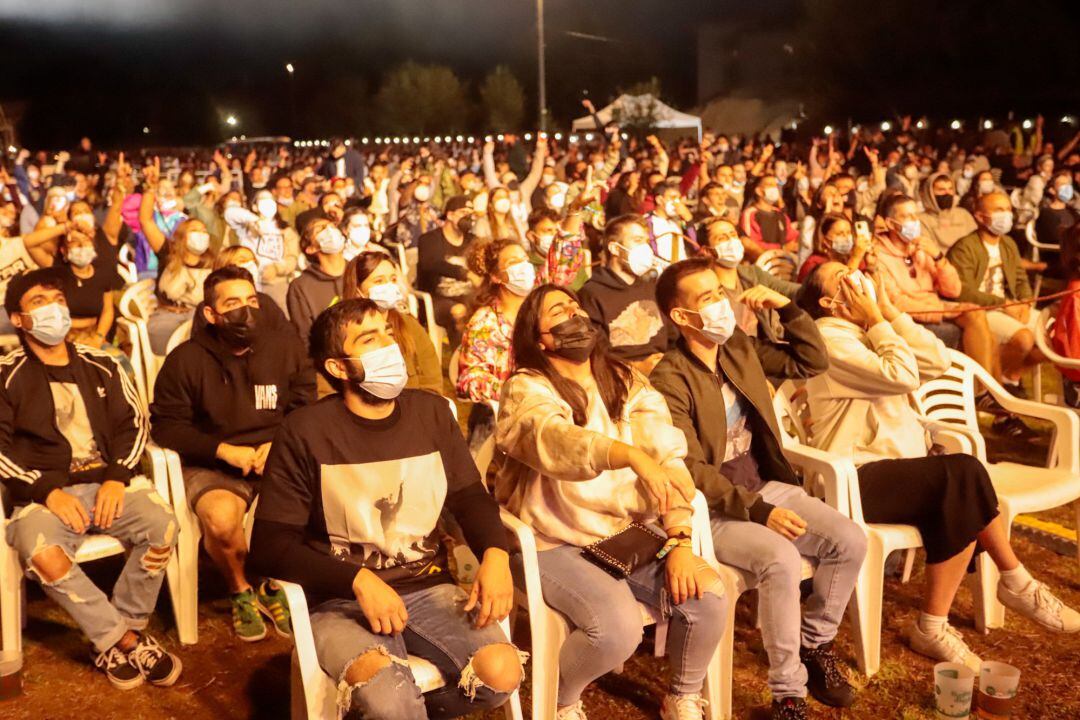 Asistentes a un concierto del rapero Kase.O, en el festival SonRías Baixas, a 7 de agosto de 2021, en Bueu, Pontevedra, Galicia (España).