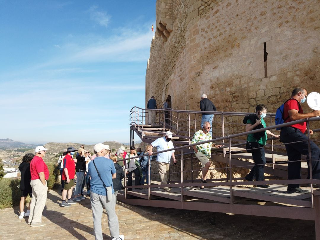 Cruceristas visitando el castillo de Petrer 