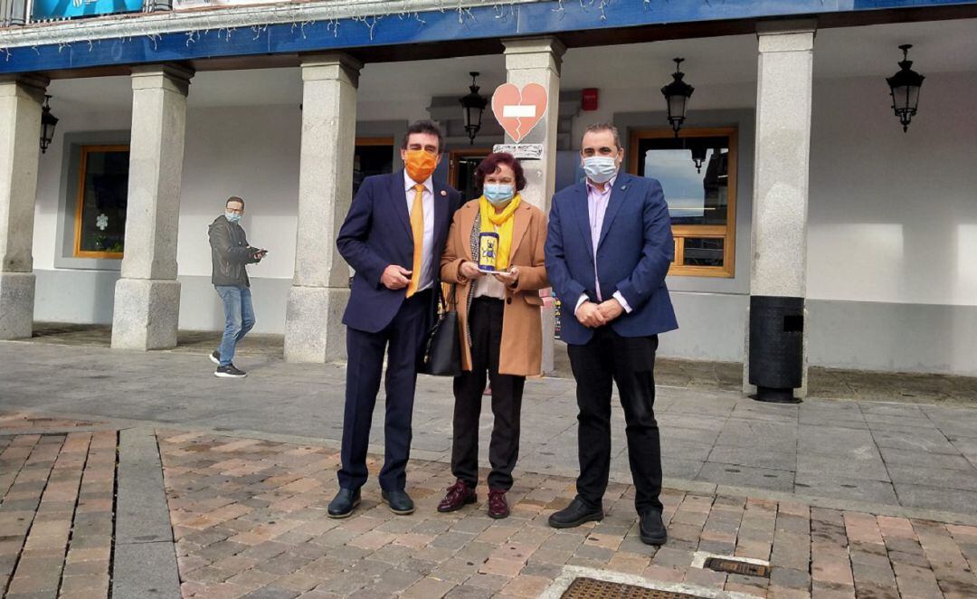 Momento de entrega del galardón al Ayuntamiento de San Fernando de Henares.