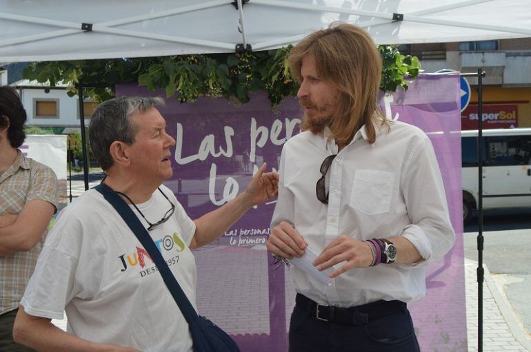 Pablo Fernández (d) ha hablado con diferentes colectivos en Arenas de San Pedro