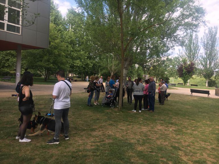 Un grupo de vecinos controla el barrio