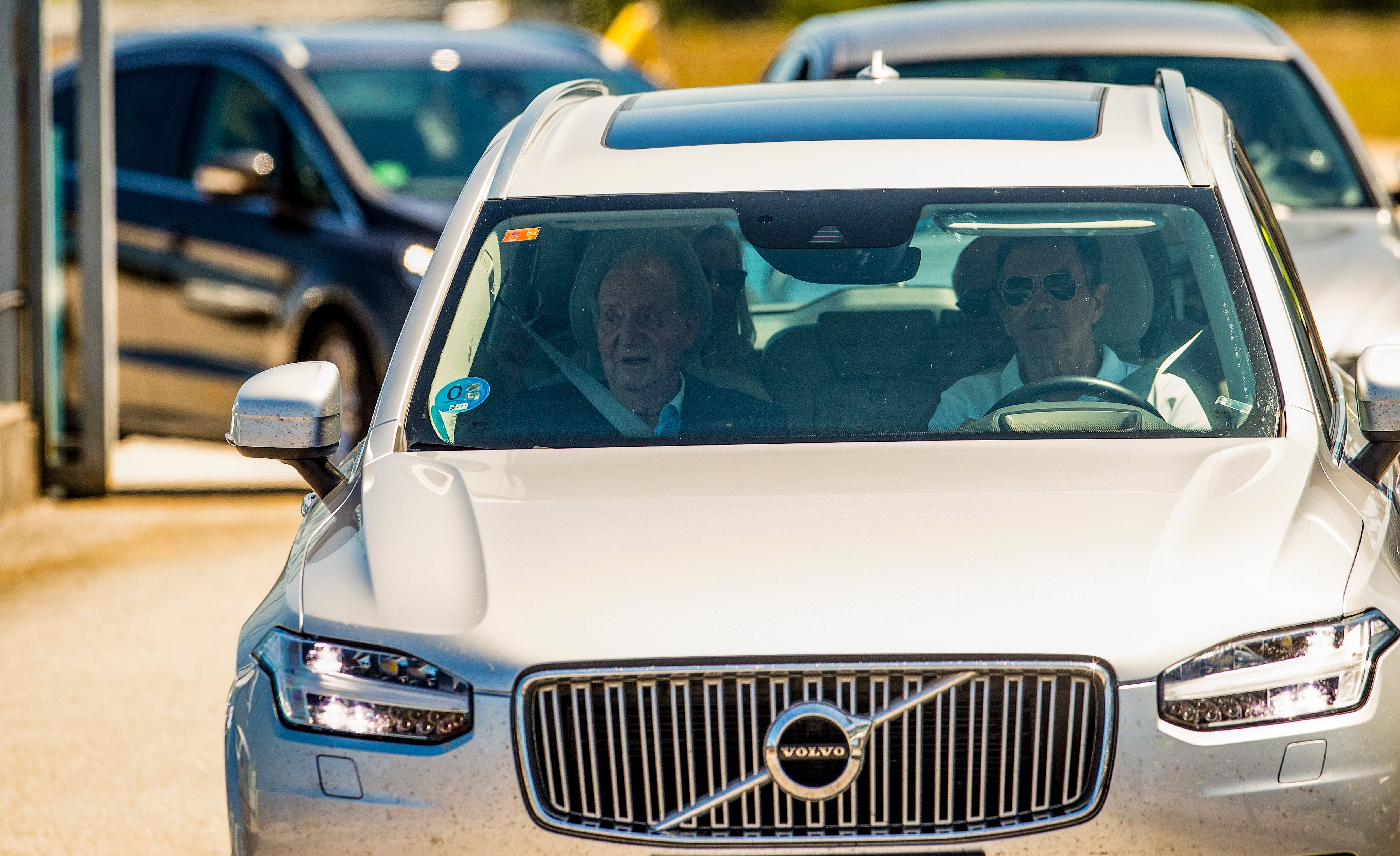 VIGO, 26/07/2023.- El Rey emérito Juan Carlos de Borbón, aterrizó en el aeropuerto de Vigo para asistir a las regatas de Sanxenxo, este miércoles. EFE/ Salvador Sas
