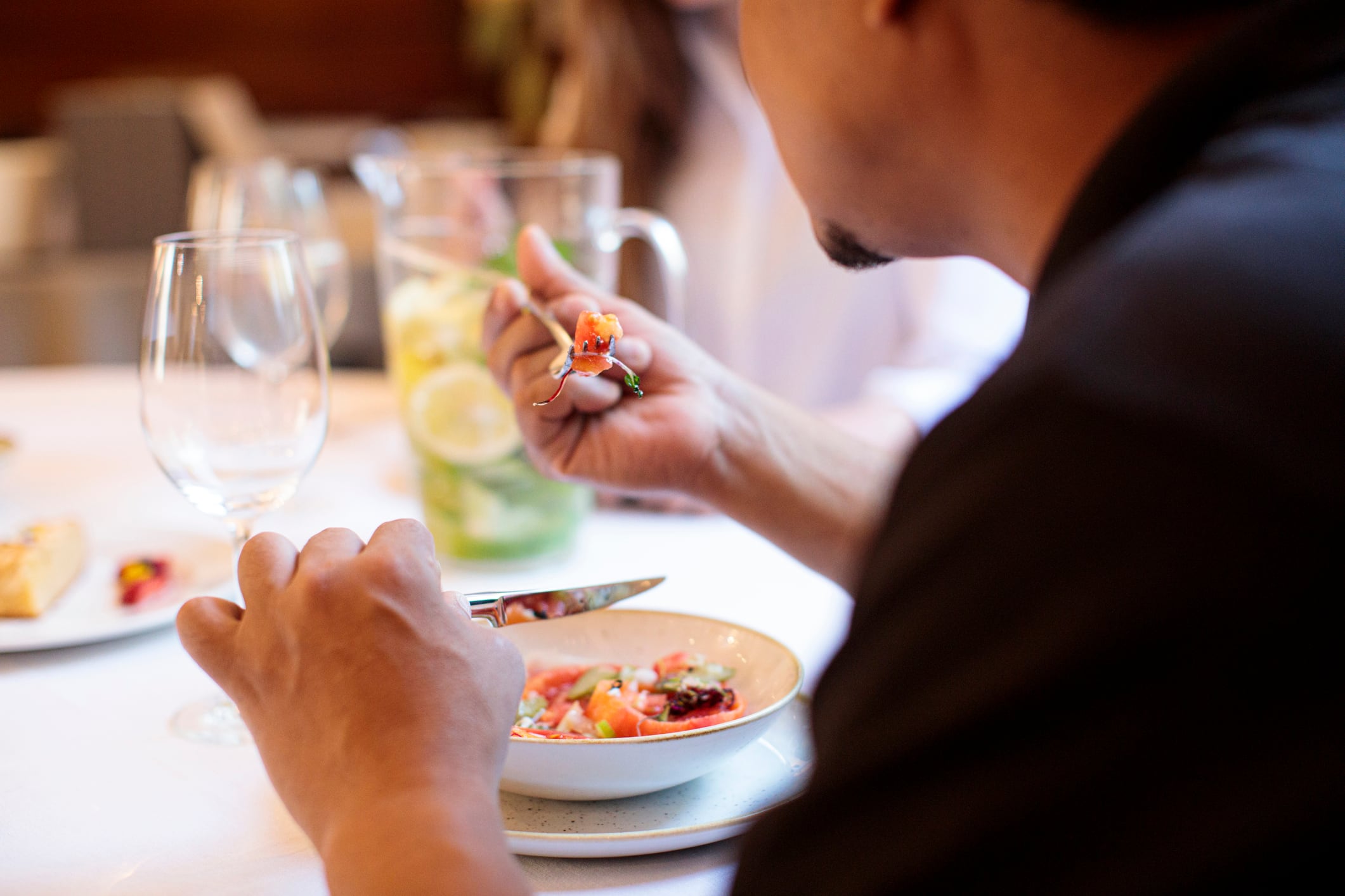 A nivel emocional, la persona que sufre un trastorno alimentario se  muestra triste, irritable y con muy baja autoestima.