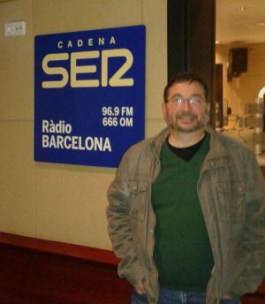 Héctor Geffner en los estudios de Radio Barcelona