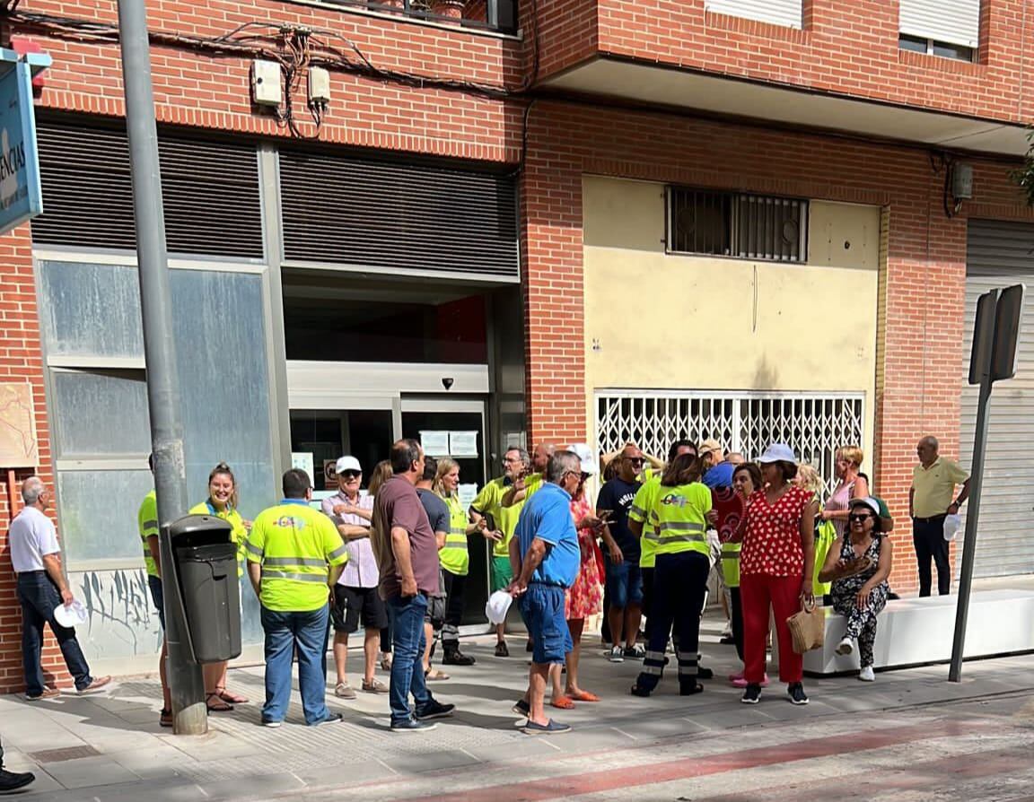 Sanitarios y usuarios durante la concentración a las puertas del SUAP de Cieza