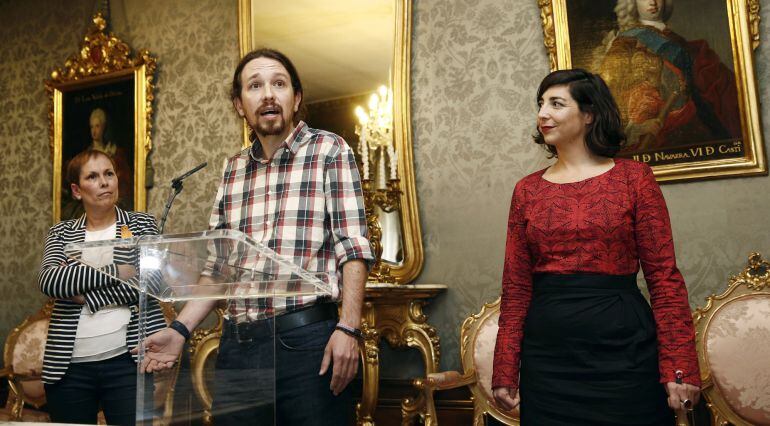 El secretario general de Podemos, Pablo Iglesias, junto a la secretaria general de Podemos en Navarra Laura Pérez