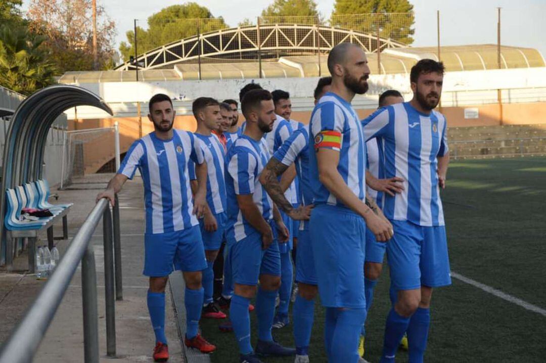 Jugadores del CF Gandia preparados para saltar al terreno de juego