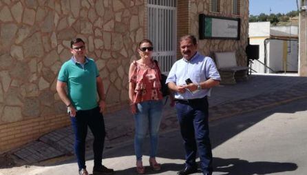 Ana Belén Rescalvo, alcaldesa de Sorihuela del Guadalimar, junto al diputado de Infraestructuras Municipales en funciones, José Castro.