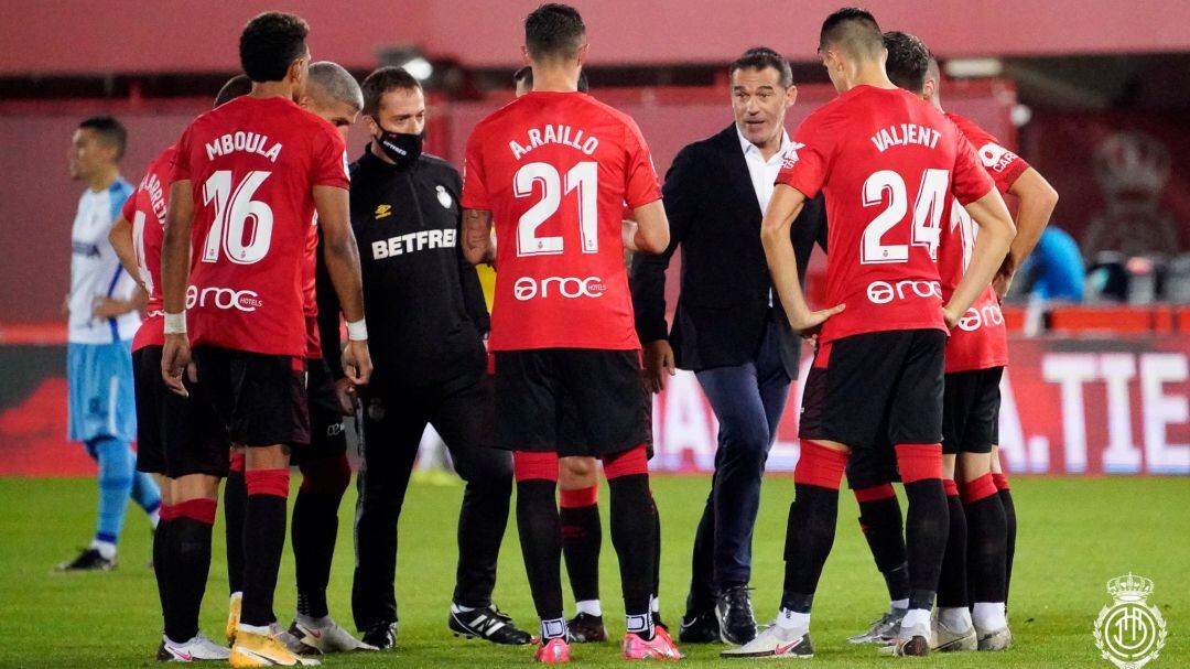Luis García Plaza da instrucciones a sus jugadores.