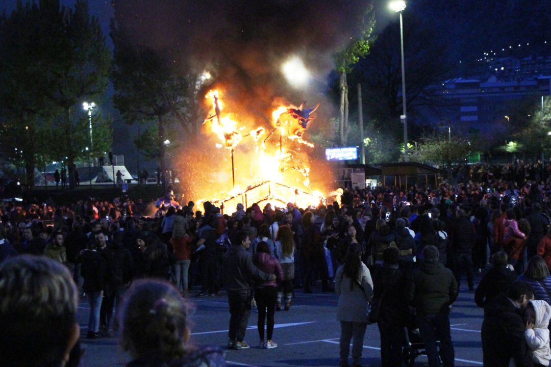 Centenars de persones van assistir aquest diumenge a la cremà de la Falla Gran, al parc Central de la capital.