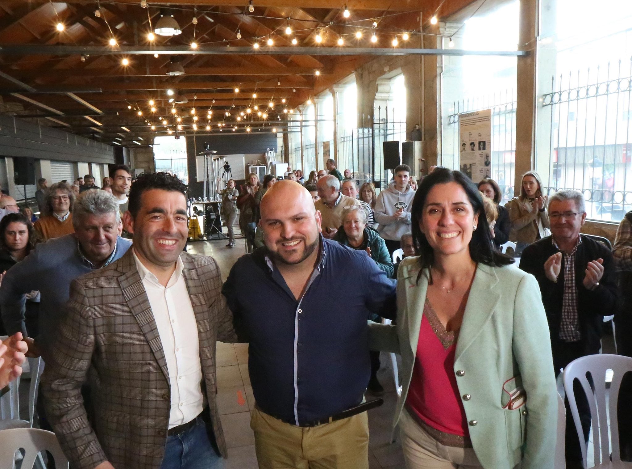 Pablo Barcia, nuevo alcalde de Mondariz, con Paula Prado y Luis López