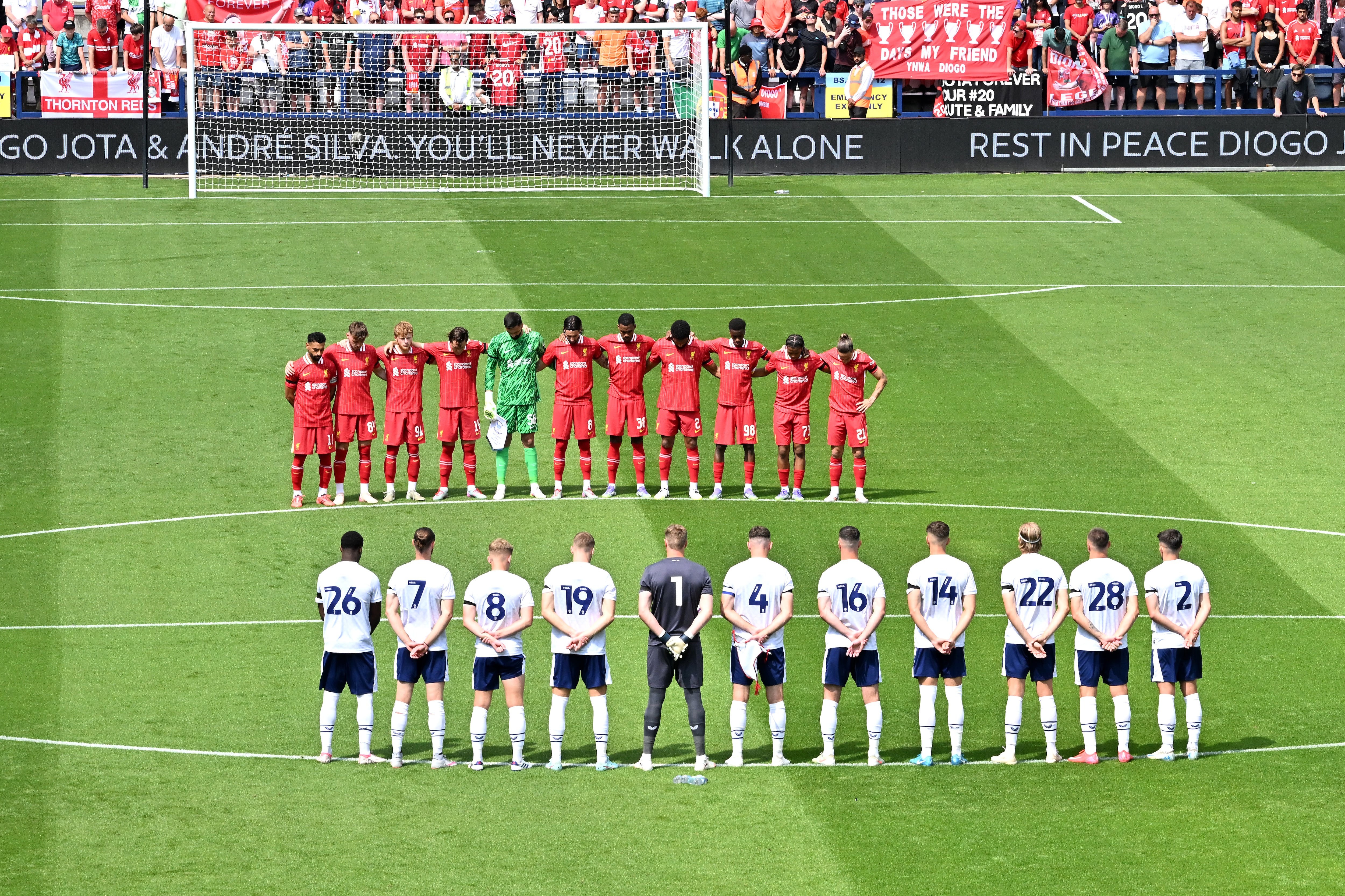 PRESTON, INGLATERRA - 13 DE JULIO: (EL SOL FUERA, EL SOL DEL DOMINGO FUERA) Jugadores del Preston North End y del Liverpool guardan un minuto de silencio en memoria del ex futbolista Diogo Jota y de su hermano André Silva, fallecidos el 3 de julio de 2025, antes del partido amistoso de pretemporada entre el Preston North End y el Liverpool en Deepdale el 13 de julio de 2025 en Preston, Inglaterra. (Foto de Liverpool FC/Liverpool FC vía Getty Images)