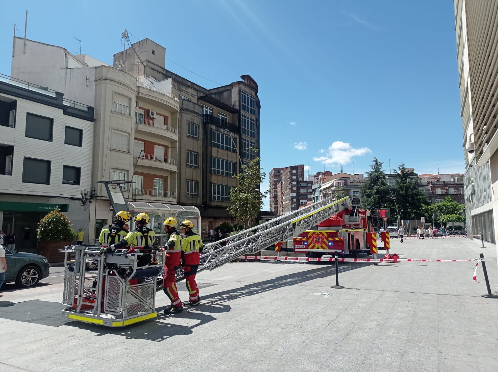 Bomberos de Talavera emplean una autoescala para retirar un cristal dañado en la avenida Toledo