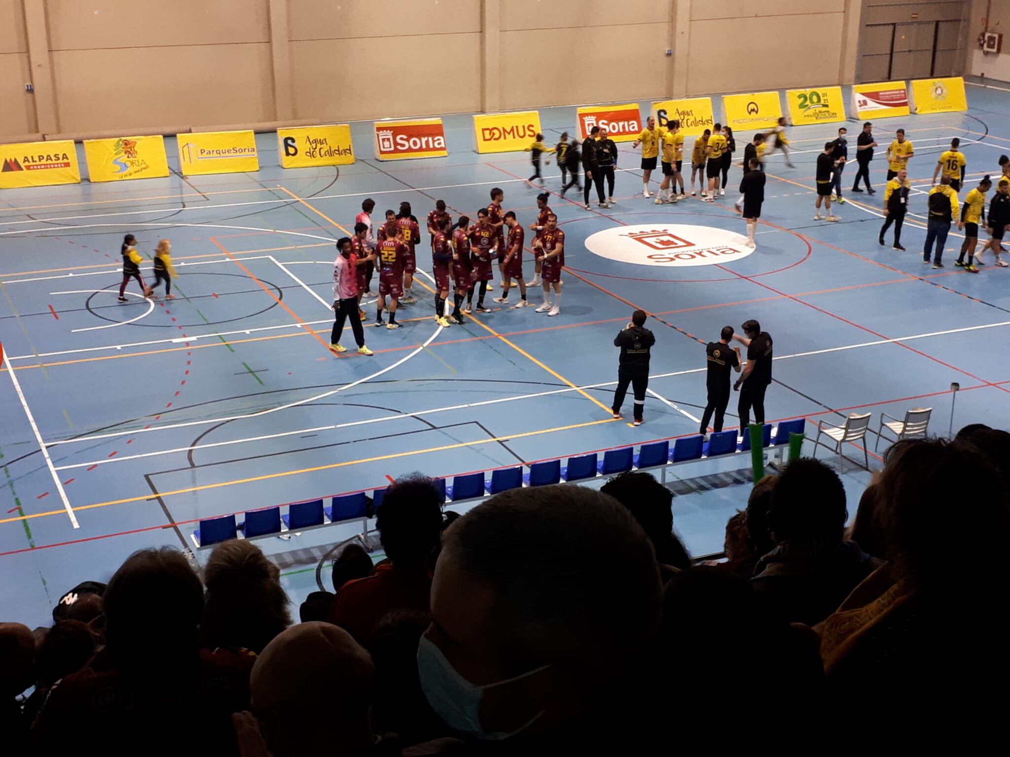 La afición ribereña aplaudió a los suyos tras el sufrimiento final