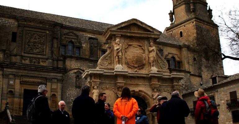 Varios turistas visitan la plaza de Santa María de Baeza con la Catedral al fondo.