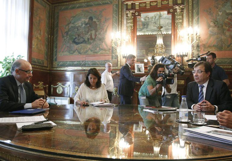 Cristóbal Montoro junto a Guillermo Fernández Vara durante la reunión que han mantenido para tratar de la financiación de Extremadura