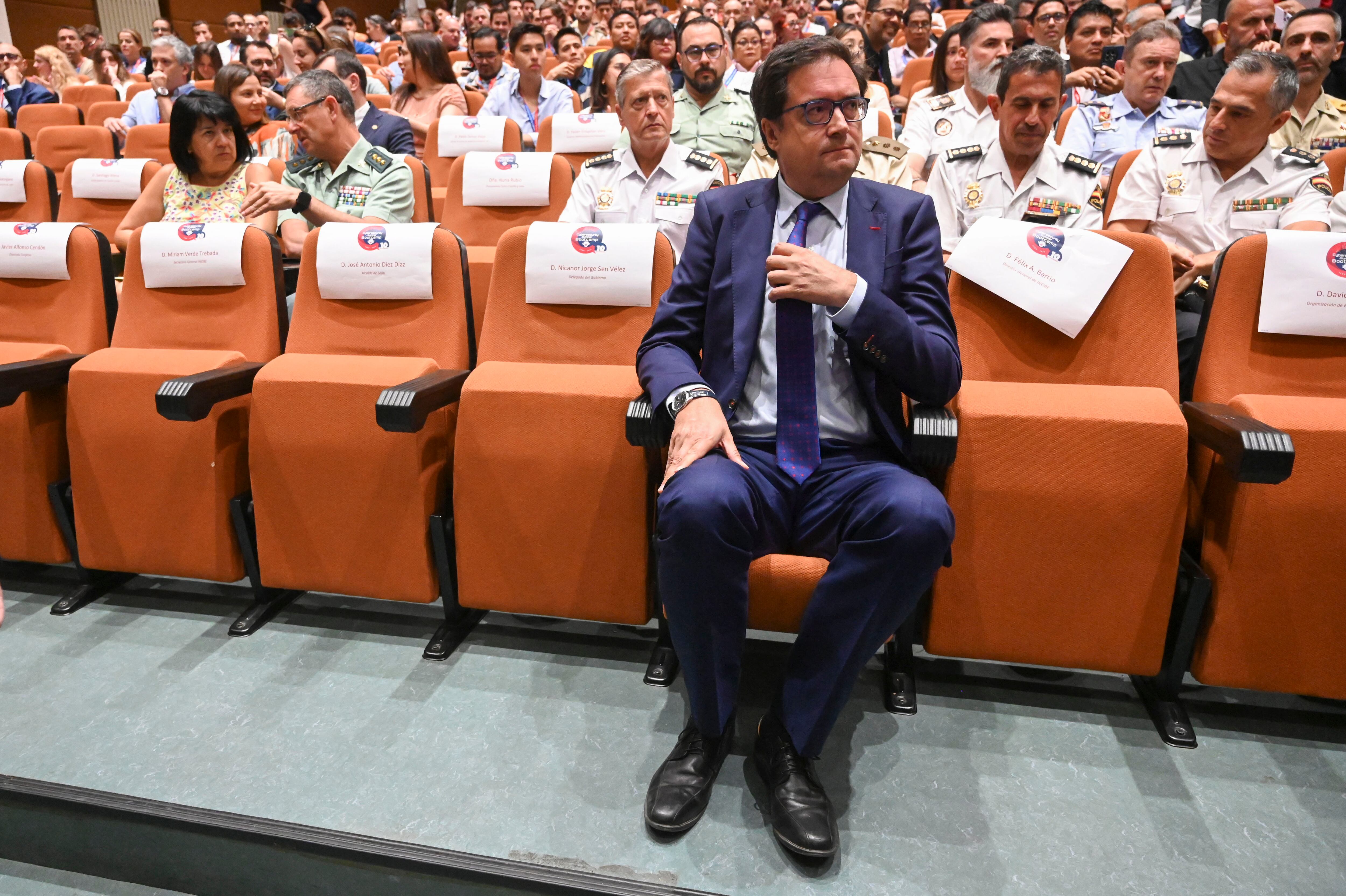 LEÓN, 24/07/2025.- El ministro español para la Transformación Digital y de la Función Pública, Óscar López, durante la clausura este jueves. El Instituto Nacional de Ciberseguridad (Incibe) de España, la Organización de los Estados Americanos (OEA) y la Universidad de León han clausurado en la ciudad de León el X Cybersecurity Summer BootCamp, donde se ha formado a 500 profesionales de 27 países para afrontar la colaboración en los nuevos retos de la ciberseguridad. EFE/ J. Casares