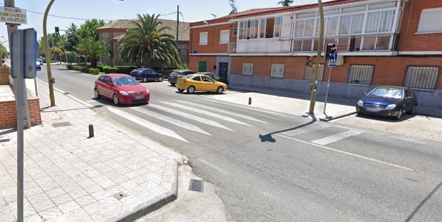 El lugar del accidente, la avenida de Torrejón de Velasco en el municipio de Torrejón de la Calzada, está regulado por semáforos