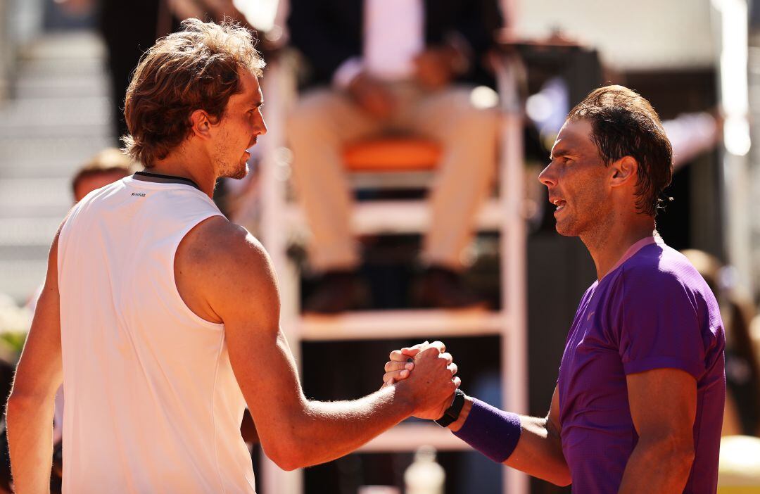 Zverev y Nadal dándose la mano en un partido