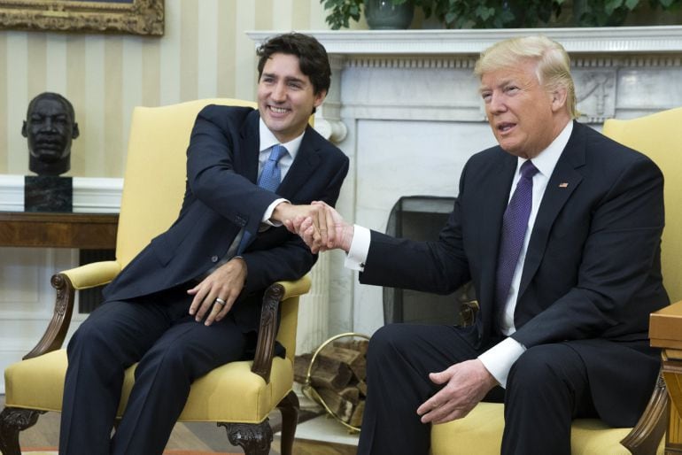 El presidente de los Estados Unidos, Donald J. Trump (d), posa junto al primer ministro de Canadá, Justin Trudeau (i), en el Despacho Oval de la Casa Blanca, en Washington, Estados Unidos