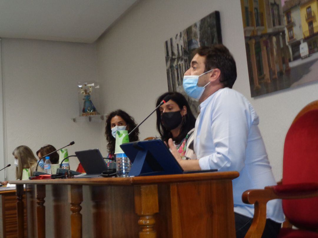 Sergio Ortega, en primer término, y Mar Alcalde, concejales no adscritos