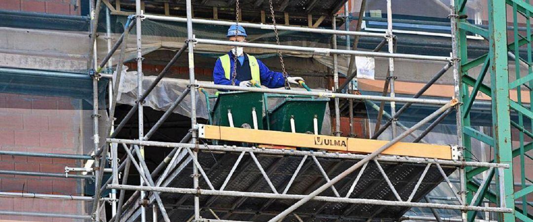 Un obrero tras el estallido de la pandemia en una obra en A Coruña