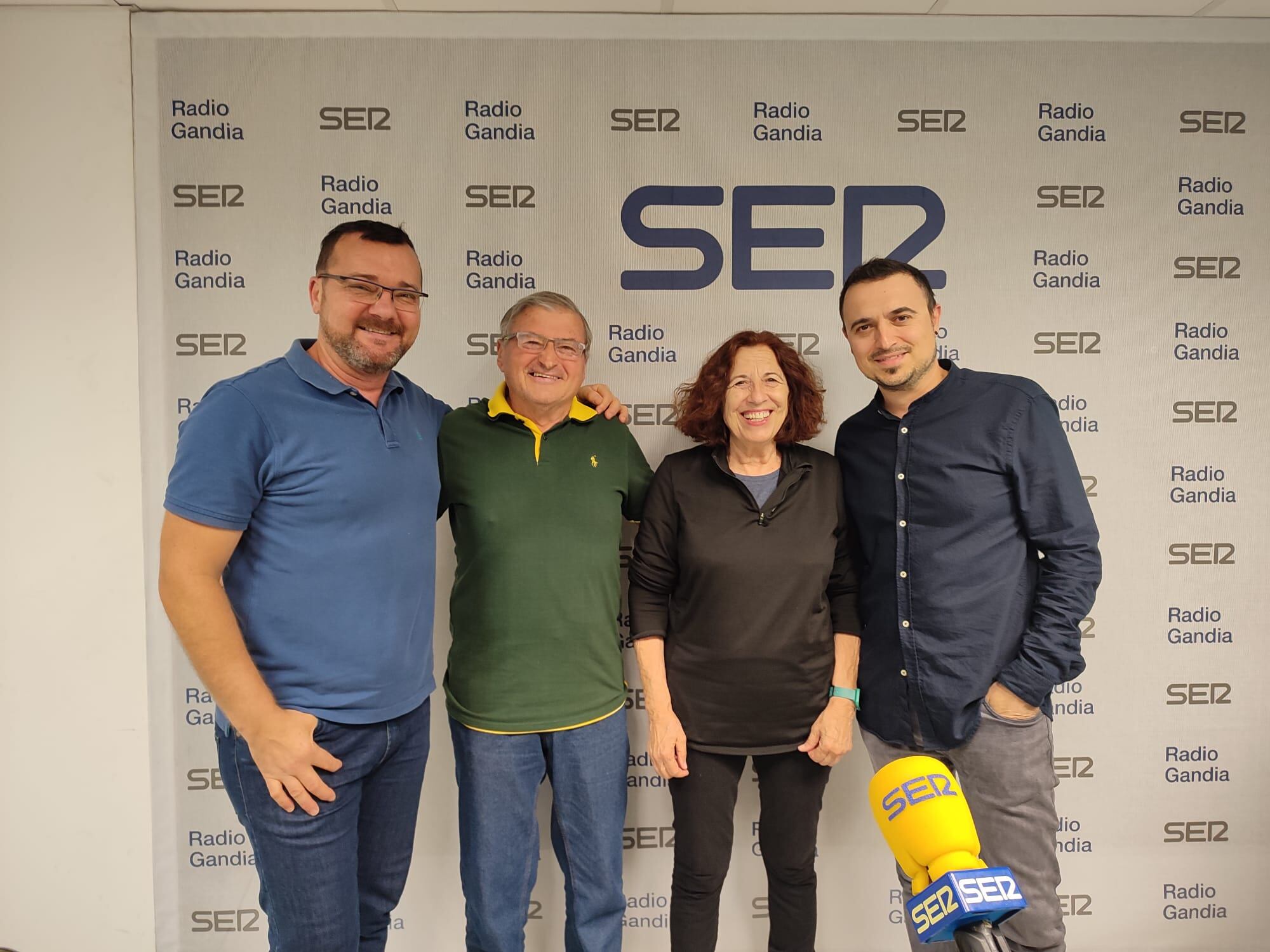 Avelino Alfaro, presidente de la asociación Fideuà de Gandia, Teresa Pascual, poeta y Zabalo Borràs, jefe de Estudios de l&#039;Escola de Música del Grau, en los estudios de Radio Gandia SER, junto a nuestro compañero Daniel Ardid.