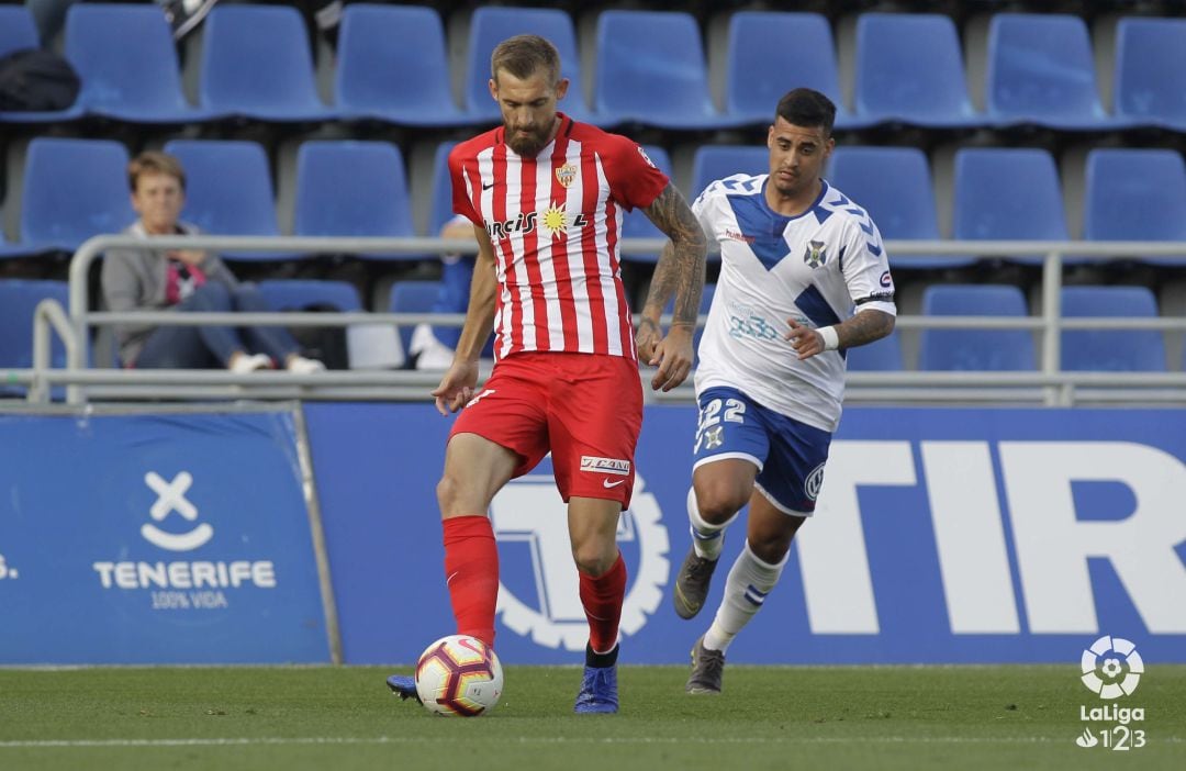 Saveljich en una jugada del Tenerife-Almería. 